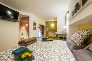 Μια τηλεόραση ή/και κέντρο ψυχαγωγίας στο Jacuzzi Privé, les 1001 nuits à Sarlat