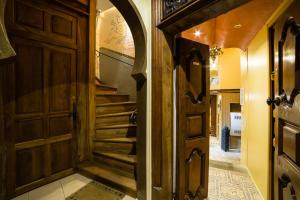 サルラ・ラ・カネダにあるJacuzzi Privé, les 1001 nuits à Sarlatの木製のドアと階段のある廊下