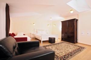 a living room with a couch and a bed at Boutique Apartments Oradea in Oradea