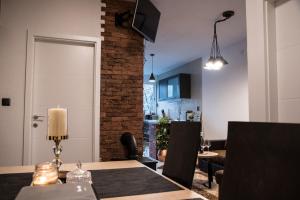 Televízia a/alebo spoločenská miestnosť v ubytovaní Đeni luxury apartment