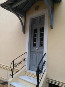 カンヌにあるVilla Cavellの階段のある家の青い扉