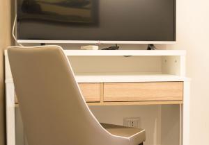 a white chair sitting in front of a tv at Villa Masullo in Mercogliano
