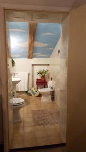 a bathroom with two sinks and a toilet in a room at La Romita Ospitalità Rurale Familiare in Montisi