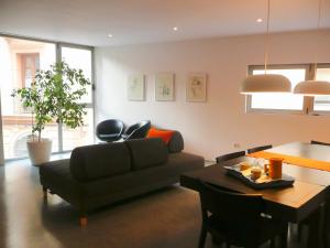 una sala de estar con un sofá y una mesa en Apartamento Forn dels Apòstols, en Valencia