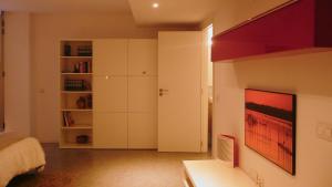 Una habitación con un dormitorio con un armario y un escritorio. en Apartamento Forn dels Apòstols, en Valencia