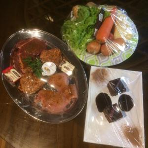 dois pratos de comida numa mesa com legumes e carne em The Mouses House Rainforest Retreat em Springbrook