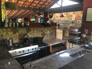 Η κουζίνα ή μικρή κουζίνα στο Casa Tiradentes - apto 1 +21 φωτογραφίες