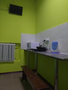 Kuchyň nebo kuchyňský kout v ubytování Yourhostel Дорогожичи