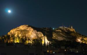 Fotografia z galérie ubytovania Central penthouse with amazing city and Lycabettus view v Aténach + 37 fotografií