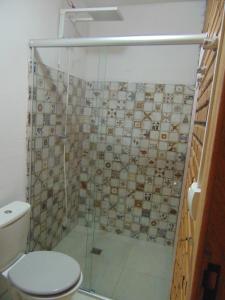 bagno con doccia in vetro e servizi igienici di Pousada Tamboril a Brumadinho