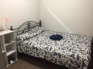 1 dormitorio con 1 cama con edredón blanco y negro en No 96, en Melbourne