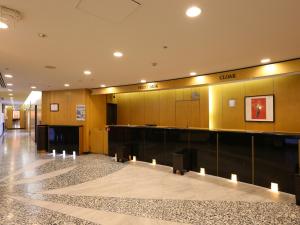 una hall con area di attesa in un edificio di APA Hotel Tokyo Itabashi Ekimae a Tokyo