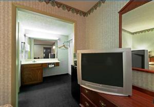 アンダーソンにあるAmericas Best Value Inn Anderson SCのリビングルーム(テレビ付)、バスルーム