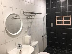 un bagno con lavandino, specchio e WC di 菜爺爺親子蔬宿Vegepapa B&B a Jiaoxi
