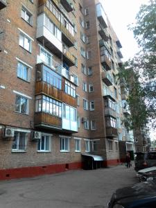 オムスクにあるRENT-сервис Apartment Serovaのバルコニー付きの大きなレンガ造りのアパートメントです。