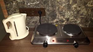 a blender and a toaster sitting on a stove at Poilsio namelis Plateliai in Plateliai