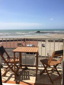 ル・ポルテルにあるFenêtre sur merのビーチを見渡すバルコニー(テーブル、椅子付)