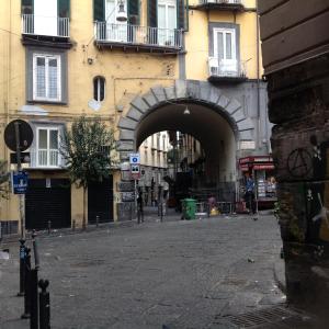 ナポリにあるSoggiorno Ariaの建物内のアーチのある空き通り