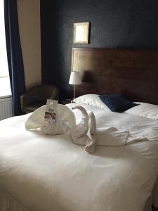 A bed or beds in a room at The Duke of Wellington Wetherspoon 