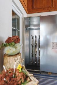 una nevera de acero inoxidable con utensilios en Appartement Heidi, en Umhausen