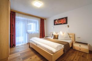 - une chambre avec un grand lit dans l'établissement Appartement Heidi, à Umhausen
