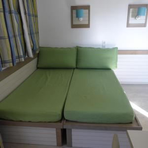 eine große grüne Couch in einem Zimmer in der Unterkunft Résidences du golf in Saint-Raphaël