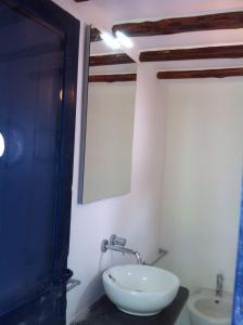 ストロンボリにあるCasa Adaのバスルーム(白い洗面台、鏡付)