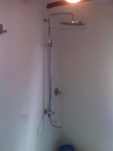 ストロンボリにあるCasa Adaのバスルーム(シャワー、シャワーヘッド付)が備わります。