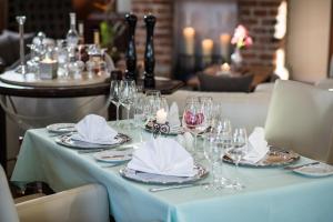 A restaurant or other place to eat at Heide Hotel Reinstorf