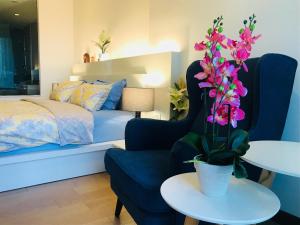 Postel nebo postele na pokoji v ubytování Astra Suites Central