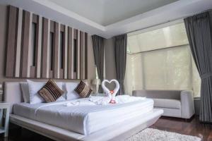 een slaapkamer met een groot wit bed met een hart erop bij AnB pool villa (Red) with 2BR close to Jomtien beach in Na Jomtien +23 foto's