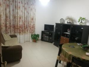 salon z kanapą i stołem w obiekcie B&B Nonna Lina w mieście Marsala