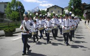 een fanfare in een parade in een straat bij BergZeit Apartment in Berchtesgaden