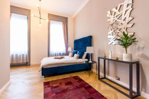 a bedroom with a bed and a blue headboard at Köte Haus in Cluj-Napoca
