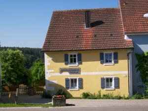 アンスバッハにあるFerienhaus Höllbachtalの赤屋根の黄色い家