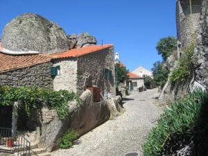 モンサントにあるCasa da Gruta (Cave House)の通り側の大岩石造りの家