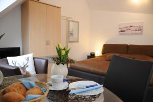 a living room with a table and a bed at Ferienappartement Balik in Bad Staffelstein