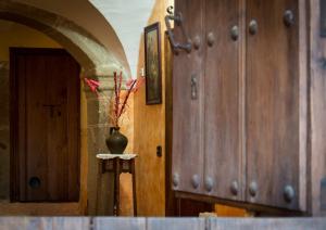 um vaso sentado numa mesa ao lado de uma porta em Casa Rural Villa Vieja em Botija