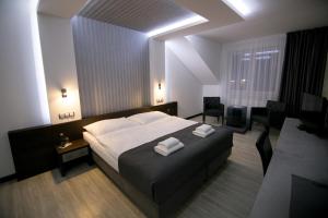 Postel nebo postele na pokoji v ubytování Hotel U Kostela