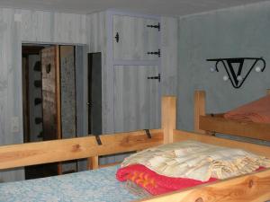 ネヴァッシュにあるAuberge La Cleidaのベッドルーム(ベッド1台、鏡付)