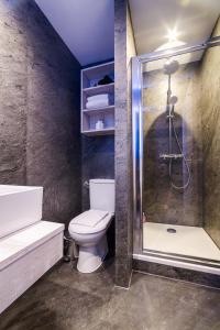 La salle de bains est pourvue d'une douche et de toilettes. dans l'établissement BDX Hôtel - Gare Saint-Jean, à Bordeaux