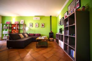 ZollinoにあるLa Muzza - Appartamentoのリビングルーム(ソファ、本棚付)
