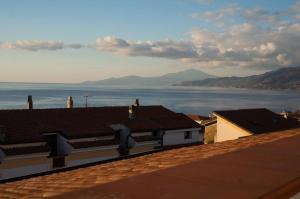 パリヌーロにあるB&B Gennaroの建物の屋根から海の景色を望めます。