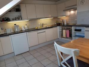 Η κουζίνα ή μικρή κουζίνα στο Haus Homann-Schneider, Apartment Stefan +17 φωτογραφίες