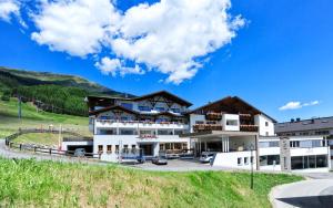 Nespecifikovaný výhled na hory nebo výhled na hory při pohledu z hotelu