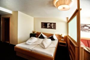 Ένα ή περισσότερα κρεβάτια σε δωμάτιο στο Hotel Röck Garni