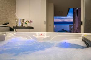 een bad gevuld met veel blauw water bij Apartments Villa Luxor in Trogir