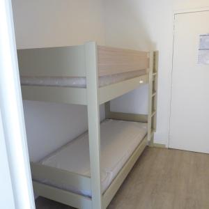 ein kleines Zimmer mit 2 Etagenbetten. in der Unterkunft Résidences du golf in Saint-Raphaël