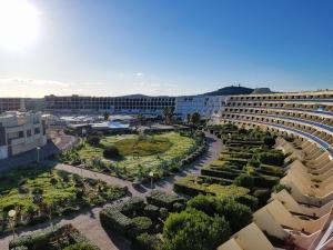 - une vue aérienne sur un bâtiment avec un jardin dans l'établissement Cap d'Agde Naturist Apartments, au Cap d'Agde