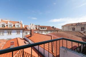 ヴィアナ・ド・カステロにあるCharming Spacious House - In The Heart Of The Cityのバルコニーから建物の屋根の景色を望めます。
